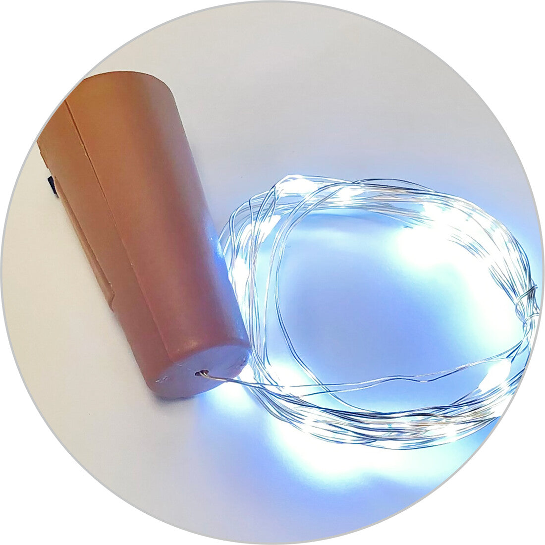 79.722/DIA 2m HILO LUMINOSO LED P/BOTELLA 6500K 3xLR44 ELECTRO DH
