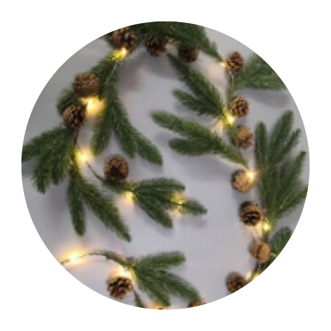 204690035 1,4m GUIRNALDA DE RAMAS DE PINO Y PIÑAS LED A PILA GSC