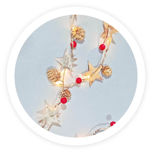 204690032 GUIRNALDA LED CUERDA ESTRELLAS PIÑAS Y BAYAS ROJAS 1,8mts LUZ CALIDA 20 LEDS GSC