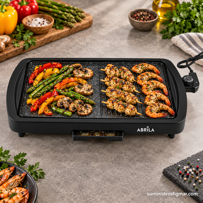 Detalle de la plancha Nagoya con brochetas de pollo, gambas, pimientos, espárragos y champiñones a la parrilla, imagen de Suministros Figmar