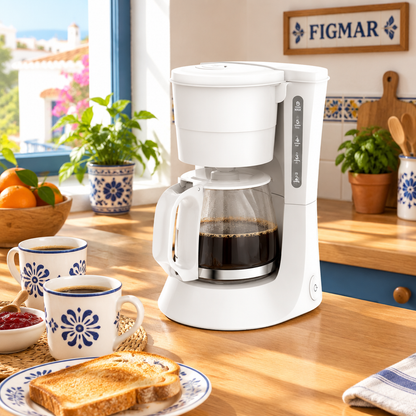 Escena ilustrativa de cafetera de goteo blanca en cocina de desayuno con FIGMAR en el fondo