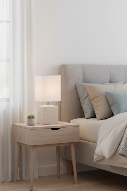 Lámpara sobremesa cerámica cúbica beige E14 Geri Globo Lighting encendida en dormitorio nórdico