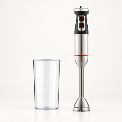 Batidora de mano Chad negra y níquel de 1300 W con vaso mezclador sobre una superficie clara