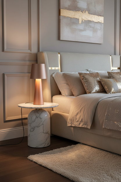 Lámpara sobremesa metal cobre café satinado E27 Nubian Trio Lighting en dormitorio contemporáneo lujoso