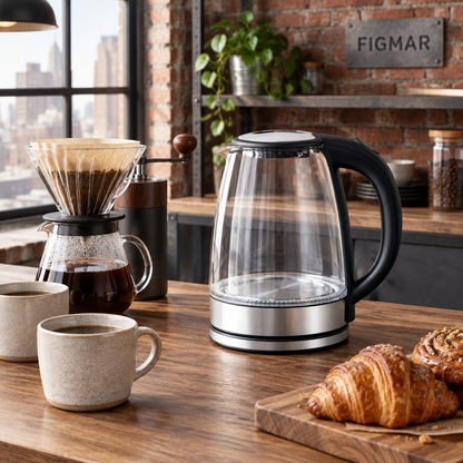 Hervidor de agua Potos de cristal en una cocina loft con café de filtro, molinillo y croissants