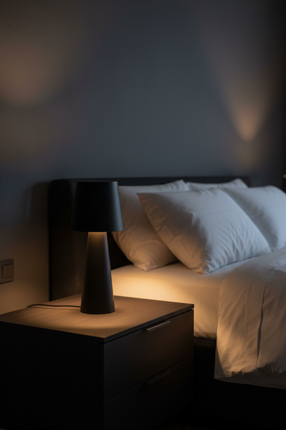 Lámpara sobremesa metal negro mate E27 Nubian Trio Lighting en dormitorio contemporáneo sofisticado