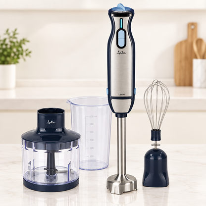 Batidora de mano JATA 1000 W con batidor, picadora y vaso medidor sobre una encimera clara