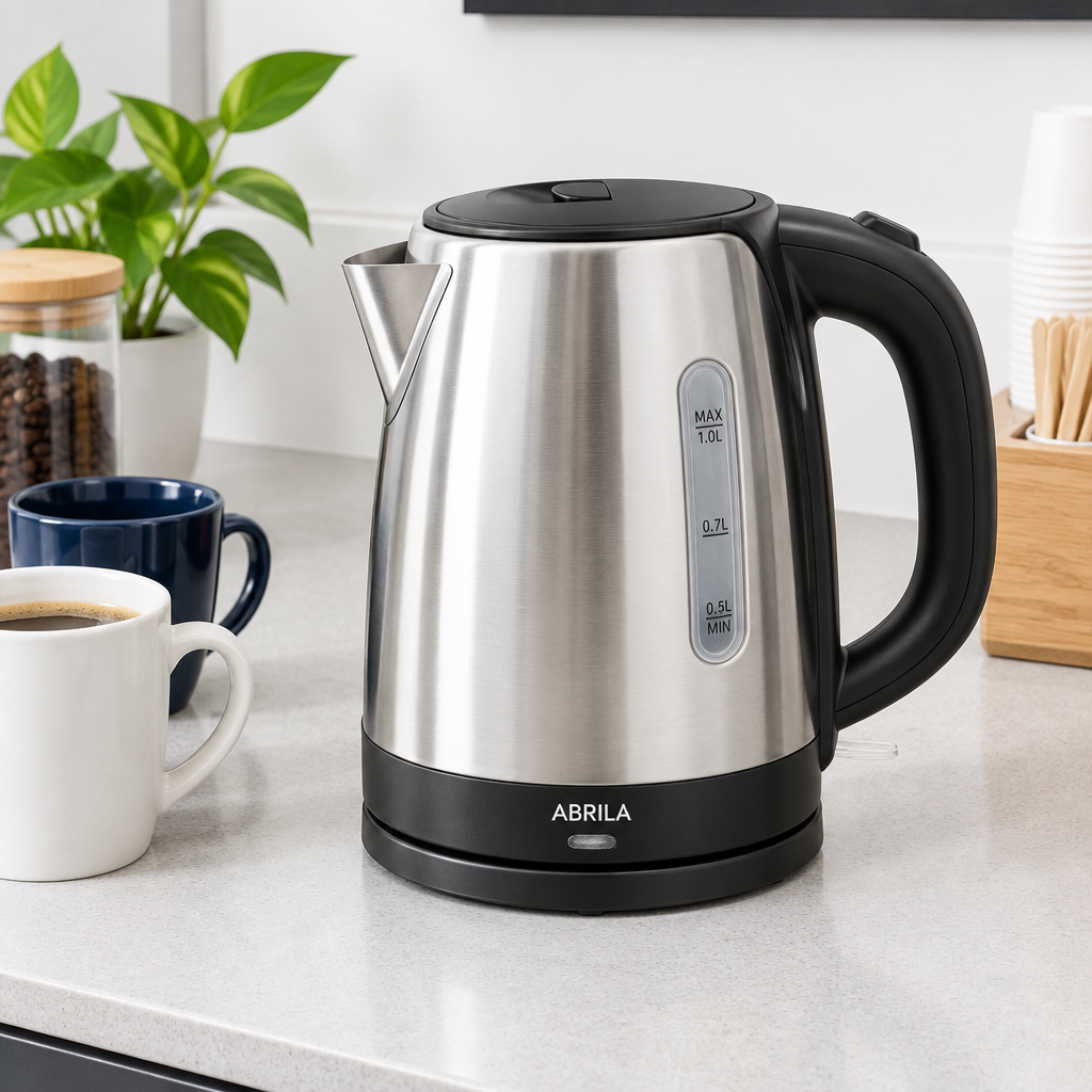 Hervidor eléctrico Flox 1 L negro/plata en un office de oficina junto a tazas de café