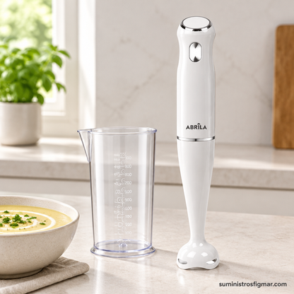 Batidora de mano Tigris blanca de 1000 W junto a su vaso mezclador, destacando el asa ergonómica, imagen de Suministros Figmar