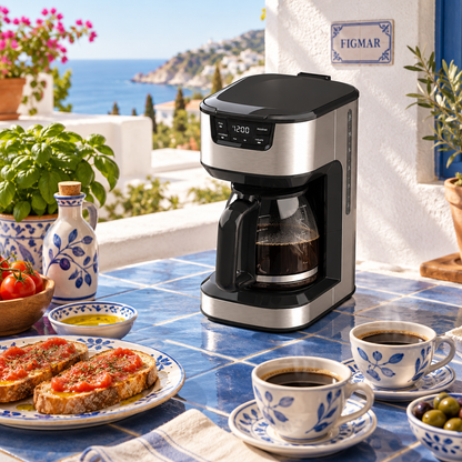 Cafetera de goteo Briar de acero inoxidable en una terraza mediterránea con tostadas de tomate y café