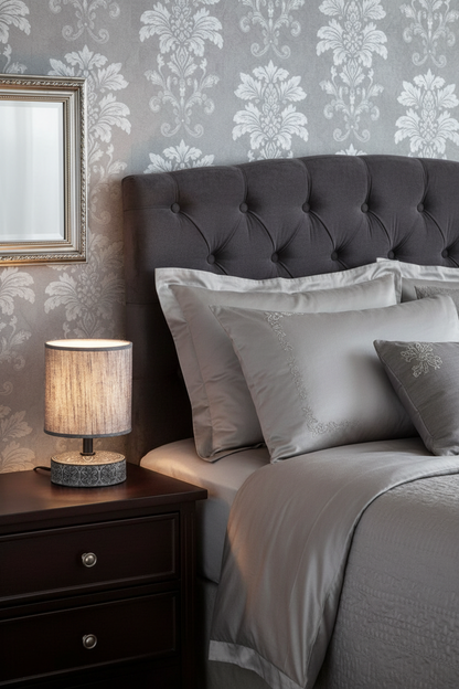 Lámpara sobremesa cerámica gris relieve floral E14 Marie Trio Lighting en dormitorio vintage sofisticado