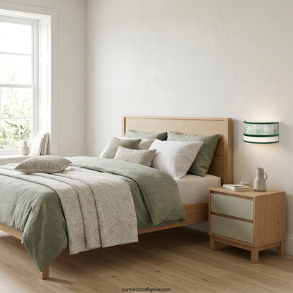 Recreación ilustrativa del aplique Caledonia blanco y verde junto a la cama de un dormitorio