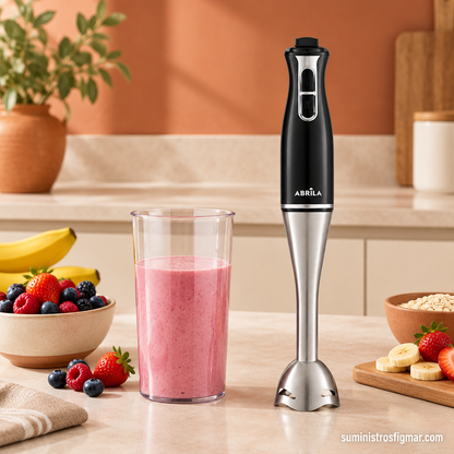 Batidora de mano Nyasa negra de 650 W junto a su vaso mezclador en una cocina moderna, imagen de Suministros Figmar