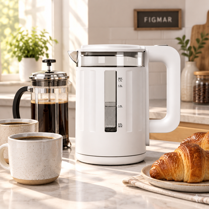 Hervidor de agua Surinam blanco en una cocina luminosa con cafetera de émbolo, tazas y croissants