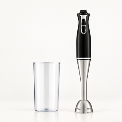 Batidora de mano Nyasa negra de 650 W con vaso mezclador sobre una superficie clara