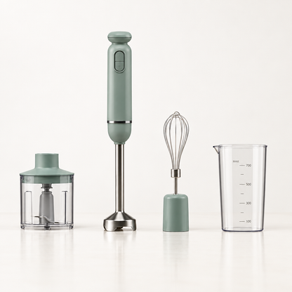 Batidora de mano Kent verde de 600 W con vaso, picadora y batidor de varillas sobre una superficie clara