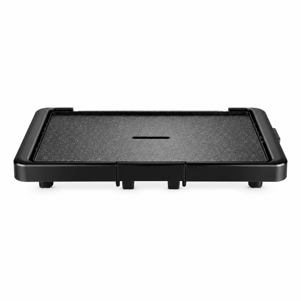 Plancha eléctrica Suzuka negra de 2200 W con superficie cerámica antiadherente sobre fondo blanco