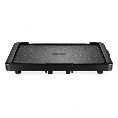 Plancha eléctrica Suzuka negra de 2200 W con superficie cerámica antiadherente sobre fondo blanco