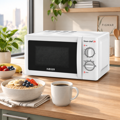 Microondas Haeger blanco en cocina compacta con marca Figmar