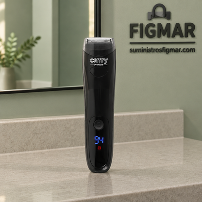 Recortadora Camry en baño verde salvia con Figmar al fondo