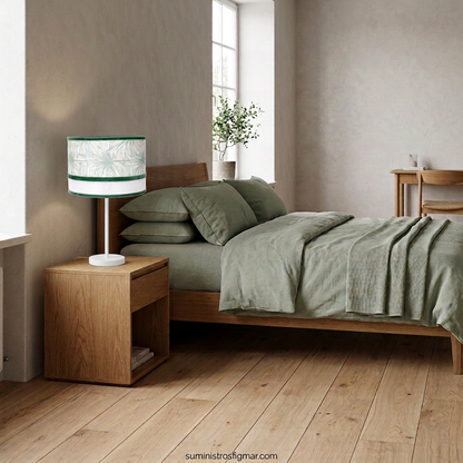 Recreación de sobremesa Caledonia grande con pie blanco y pantalla verde sobre mesilla de dormitorio
